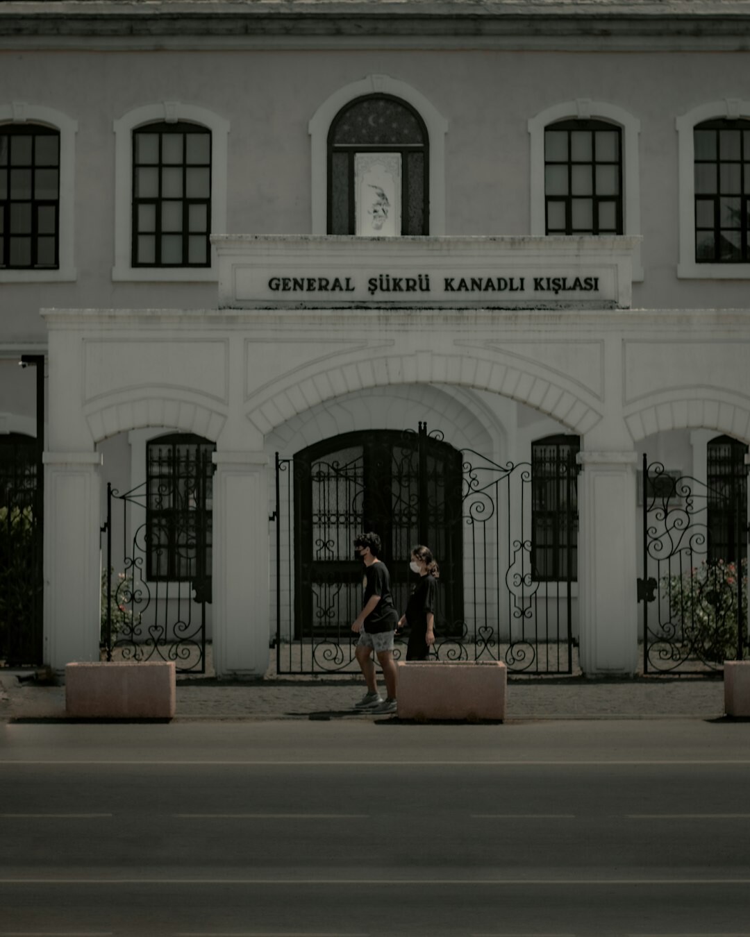 Kıdemli kriz iletişimi eğitmeni portresi