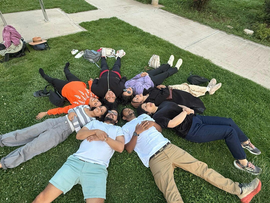 Eğitmen ve gazetecilerden oluşan ekip stüdyo önünde toplu fotoğraf