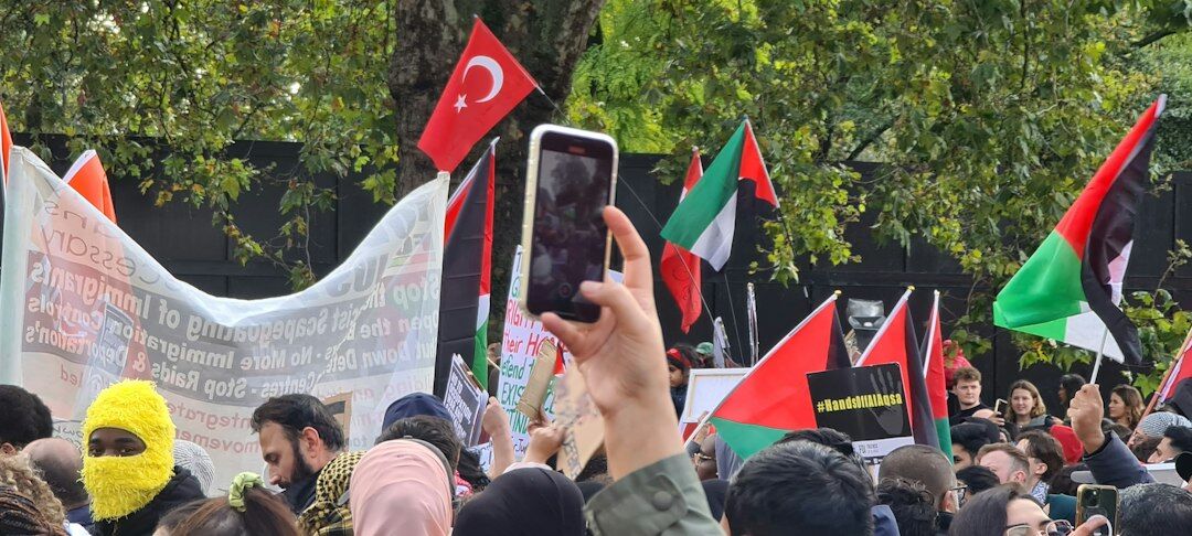 Yapım ekibinin canlı yayın sırasında koordinasyon içinde çalışması